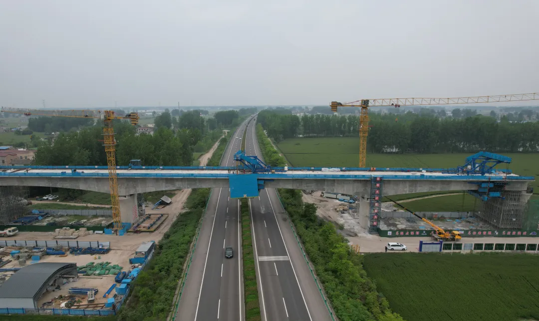 阜淮铁路4标跨济广高速特大桥连续梁顺利合龙-颍泉铁路建设