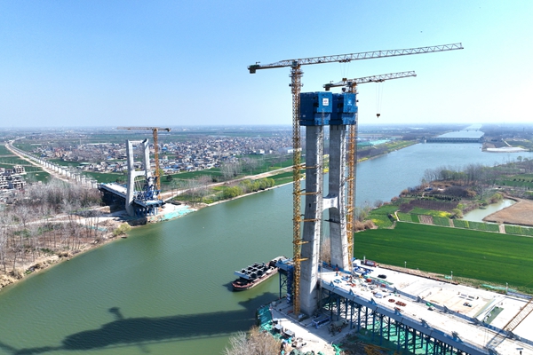 【颍泉新闻网】阜淮铁路跨颍河特大桥斜拉桥主塔成功封顶-颍泉铁路建设